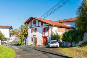 LarressoreにあるGite Xotilaeniaの家の前に駐車した白車