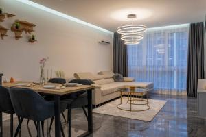 ein Wohnzimmer mit Sofa und Tisch in der Unterkunft Luxury & Modern Apartment - Rowing Canal Plovdiv in Plowdiw