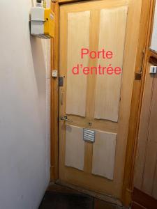 a door with a sign on it that reads prairie cartridge at Appartement Au Quai 1921 in Besançon