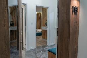 ein Flur mit einer Tür, die in einen Raum führt in der Unterkunft Luxury & Modern Apartment - Rowing Canal Plovdiv in Plowdiw + 38 Fotos