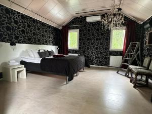 ein Schlafzimmer mit einem Bett und einem Kronleuchter in der Unterkunft Villa Ateljeerinne in Jyväskylä