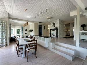 eine Küche und ein Esszimmer mit Tisch und Stühlen in der Unterkunft Villa Ateljeerinne in Jyväskylä