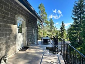 eine Veranda eines Hauses mit einem Tisch darauf in der Unterkunft Villa Ateljeerinne in Jyväskylä