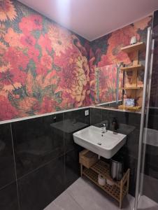 エアフルトにあるCozy Ferienwohnung Meet and Greet am Radfernwegの洗面台と壁画付きのバスルーム