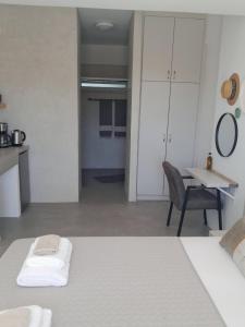 Habitación con cama, mesa y silla en Sunsets and Olive Trees, en Messini