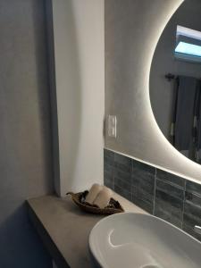 un baño con lavabo y espejo en Sunsets and Olive Trees, en Messini 21 fotos más