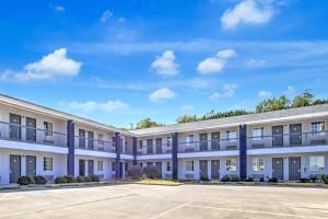 een lege parkeerplaats voor een appartementencomplex bij Heights Inn by Townhouse Harker Heights, TX in Harker Heights