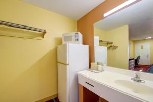 een keuken met een witte koelkast en een spoelbak bij Heights Inn by Townhouse Harker Heights, TX in Harker Heights +23 foto's