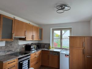 Kuchyň nebo kuchyňský kout v ubytování Apartment 2 bed rooms 4 persons in Munich Laim