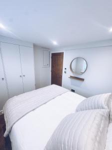 En eller flere senge i et værelse på Little Dunton Lodges 1