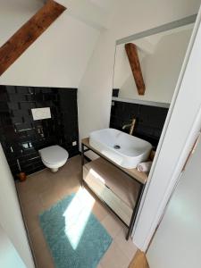 ein Badezimmer mit Waschbecken und Toilette in der Unterkunft Altbauvilla im Herzen von Lorsch in Lorsch + 34 Fotos