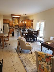 Кухня или мини-кухня в The Monarch
