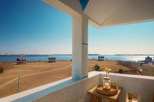 un balcón con vista al agua en 澎湖藍海會館Blue Ocean Inn Penghu, en Magong