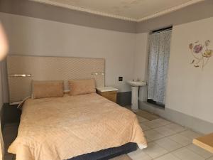 Postel nebo postele na pokoji v ubytování turfloop guest house