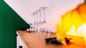 eine Reihe von Weingläsern auf einer Theke in der Unterkunft Evergreen Cozy Apartment im Herzen von Durlach in Aue