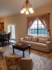 Гостиная зона в The Monarch