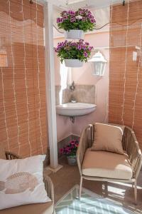 Koupelna v ubytování Charming and Cozy House + 31 fotografií