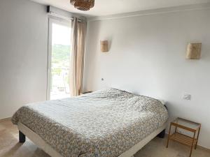 Postel nebo postele na pokoji v ubytování Vue mer incroyable, piscine, tennis et accès plage - 3 chambres + 18 fotografií