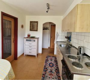 BitschArve的带水槽和柜台的厨房 更多41张照片