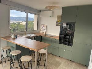 Kuchyň nebo kuchyňský kout v ubytování Vue mer incroyable, piscine, tennis et accès plage - 3 chambres