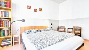 a bedroom with a bed and a book shelf at Strategico tra i MERCATiNi di Natale! zona centro storico - stazione in Trento +35 photos