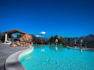 una gran piscina con un tobogán de agua en Bosco D'Olmi Country House, en SantʼAndrea del Garigliano