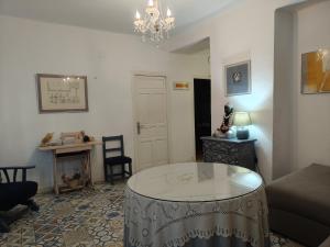 a living room with a table and a couch at Kalma Casa Luisa in Cazorla