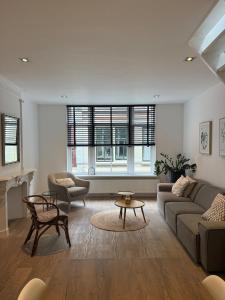 una sala de estar con un sofá y una mesa en Koningshof XL, en Alkmaar