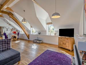 Una sala de estar con un sofá y un televisor de pantalla plana. en 1 Bed in North Queensferry 96221, en Inverkeithing