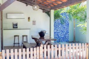 Fotografie z fotogalerie ubytování Casasveraneio casa top com 3 suítes com ar condicionado a 100 m da Praia - Barra de São Miguel, 7 minutos do gunga e 3 da praia bonita e conchas ! Área gourmet particular com churrasqueira , chuveirão !condomínio com muito verde,piscina de 10m! v destinaci Barra de São Miguel