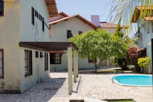 Bazén v ubytování Casasveraneio casa top com 3 suítes com ar condicionado a 100 m da Praia - Barra de São Miguel, 7 minutos do gunga e 3 da praia bonita e conchas ! Área gourmet particular com churrasqueira , chuveirão !condomínio com muito verde,piscina de 10m! nebo v jeho okolí