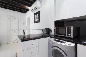 Køkken eller tekøkken på Black&White Apartment, minimum stay 30 nights, by PriorityVillas + 7 billeder