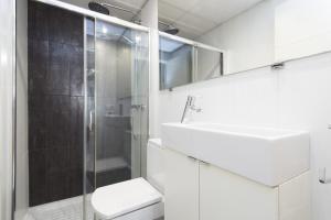 Et badeværelse på Black&White Apartment, minimum stay 30 nights, by PriorityVillas