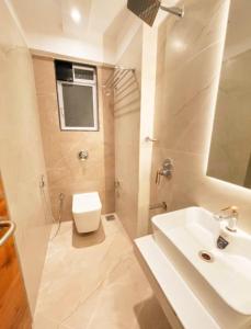 Ένα μπάνιο στο Hotel Sunshine Suites IGI Airport