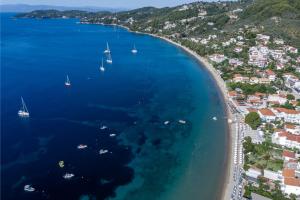 Vista aérea de una playa con barcos en el agua en The Sea House Skiathos, en Skiathos