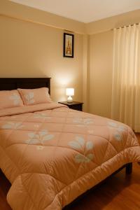 ein Schlafzimmer mit großem Bett und Fenster in der Unterkunft Sweet House in Huaraz