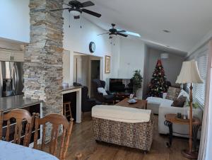 Posezení v ubytování 4BR Riverfront Retreat with Private Pool and Yard + 9 fotografií