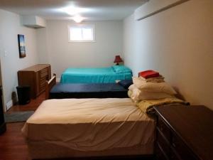 4BR Riverfront Retreat with Private Pool and Yard في بورت ستانلي: غرفة نوم بها سريرين في الغرفة