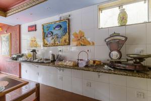 a kitchen with a counter with pots and pans at Hotel do Museu no ipiranga com TV ventilador banheiro in São Paulo