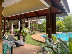 Bazén v ubytování The Cove Resort Siquijor nebo v jeho okolí