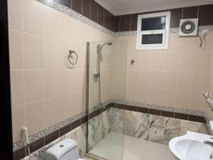 a bathroom with a shower and a sink and a toilet at شقق الاوفاز للشقق المخدومة--إقتصادي in Qal'at Bishah