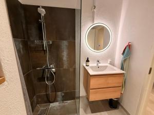 Ένα μπάνιο στο Cozy, totally renovated apartment, sleeps 6