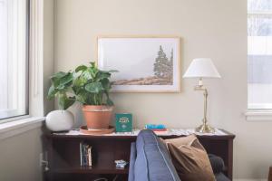 un soggiorno con un divano e un tavolo con una pianta di Downtown Luxury 1BR Loft a Milwaukee