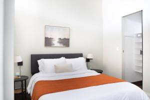 una camera da letto con un letto grande con una coperta arancione di Downtown Luxury 1BR Loft a Milwaukee