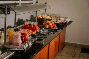 a buffet line with food and drinks on it at Habitat Hotel Pirassununga in Pirassununga