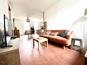 TV a/nebo společenská místnost v ubytování Sunny 3BR Apt