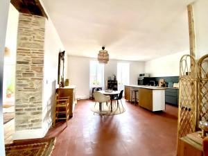 Kuchyň nebo kuchyňský kout v ubytování Sunny 3BR Apt + 8 fotografií