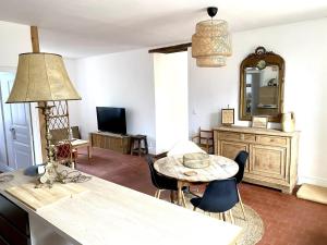 Posezení v ubytování Sunny 3BR Apt