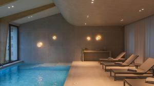 サン・テミリオンにあるLa Villa des Vignesのプール(椅子、テーブル付)が備わる客室です。