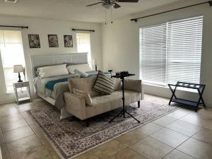 Χώρος καθιστικού στο Cozy Private Room in Milton near Beaches